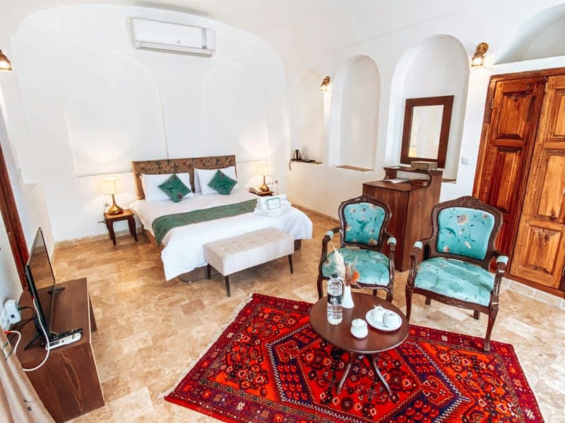 Chambre Bougainvillier avec ses arcades et son coin salon