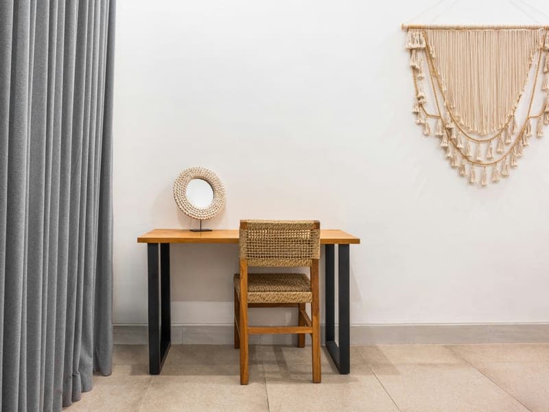 Coin bureau et fauteuil en osier de la chambre Safsari