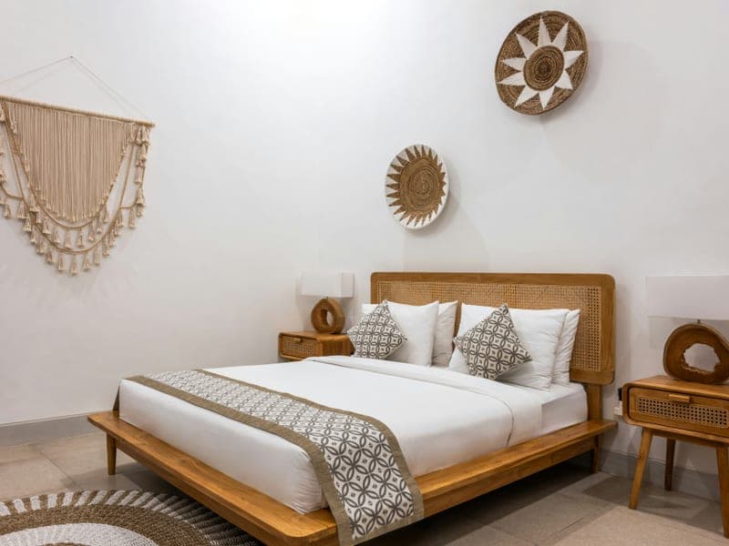 Chambre Safsari, lit en cannage tressé sur fond blanc