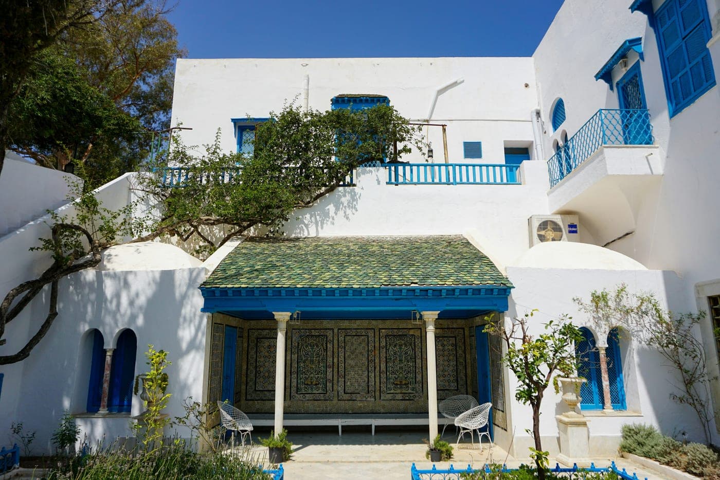 Cour intérieure traditionnelle : bois bleu, zellige et colonnes de marbre